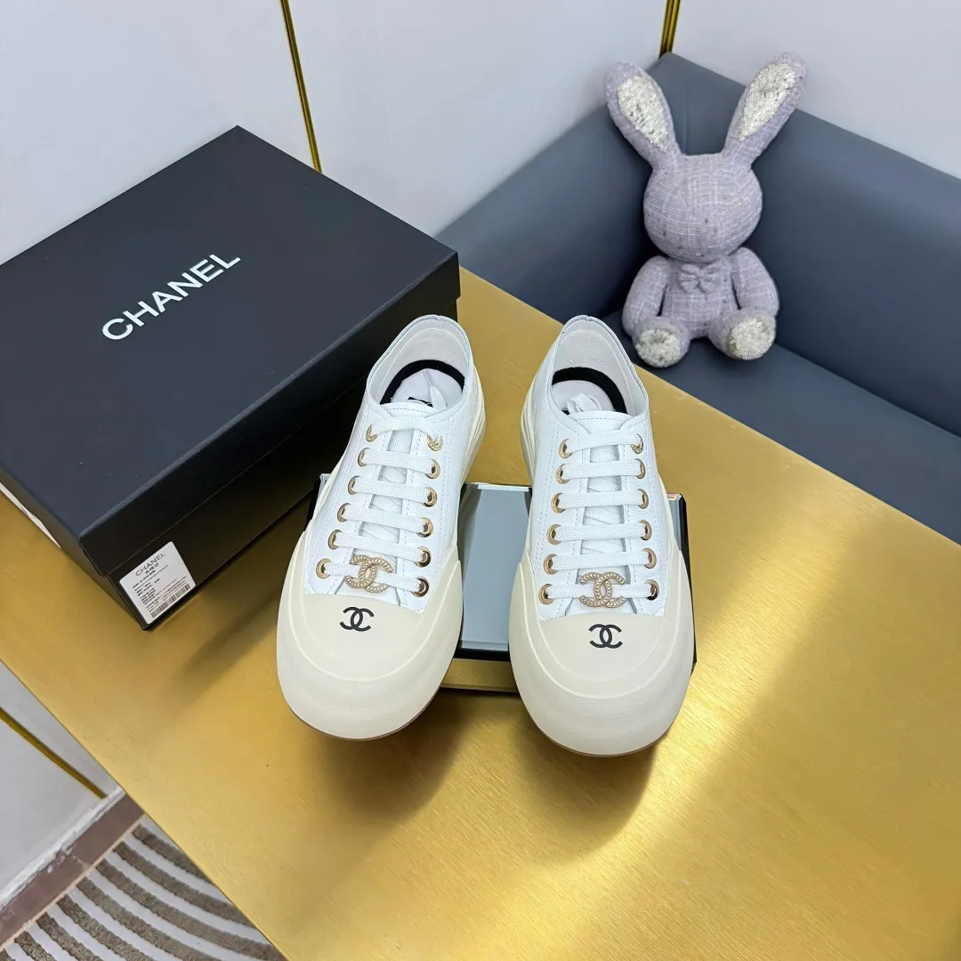 👟👟Ex-factory price 560👟👟 Top version, original quality! ! ! Chanel Chanel - 2025 biscuit shoes, the top casual sports shoes in the counter, this classic design; the upper is electro-embroidered with a variety of craftsmanship; the outsole is fashionable and sporty; the extraordinary inclusion of a variety of color elements... The diversified mix and match is very good-looking and versatile, casual, fashionable, sports, and outdoor can be taken into account... ꫛꫀꪝ Go➫ Material: ❶Upper: Original first-layer cowhide ❷Inner: Sheepskin ❸Outsole is based on: original TPU combination outsole, full set of boutique packaging for women 35–41 👉
